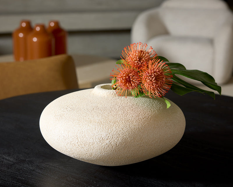 Eryne Vase