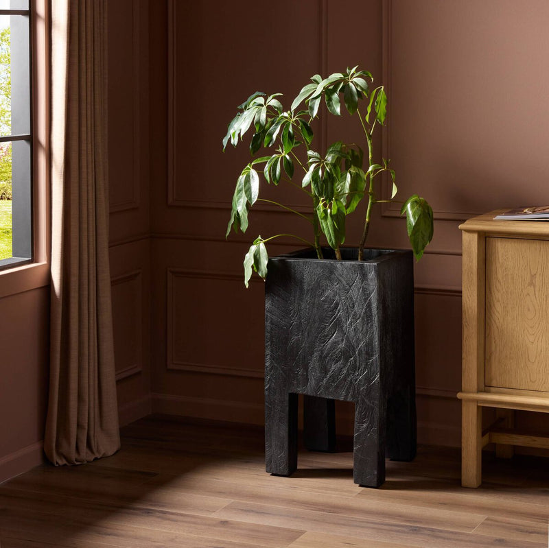 Tora Planter - Carbonized Black
